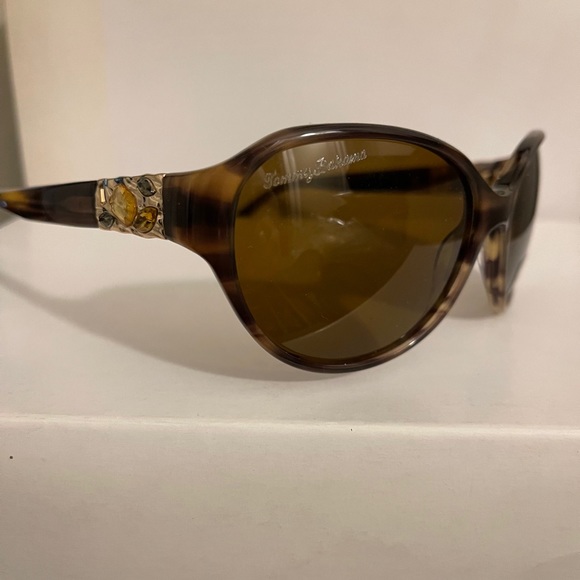 Tommy Bahama Sunglasses Beat Your Heart Out TB7032 - Picture 1 of 6